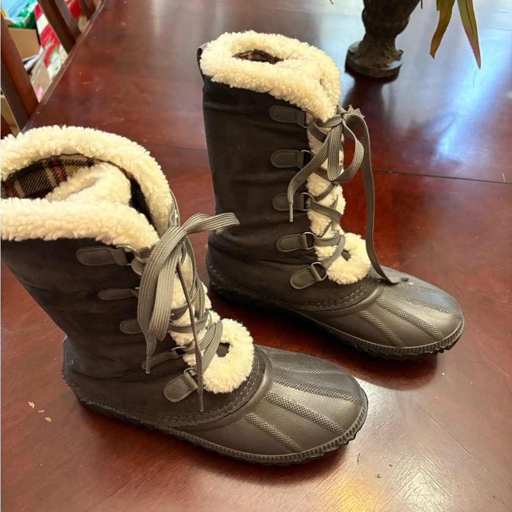 Gray Winter Boots with Faux Fur Lining
